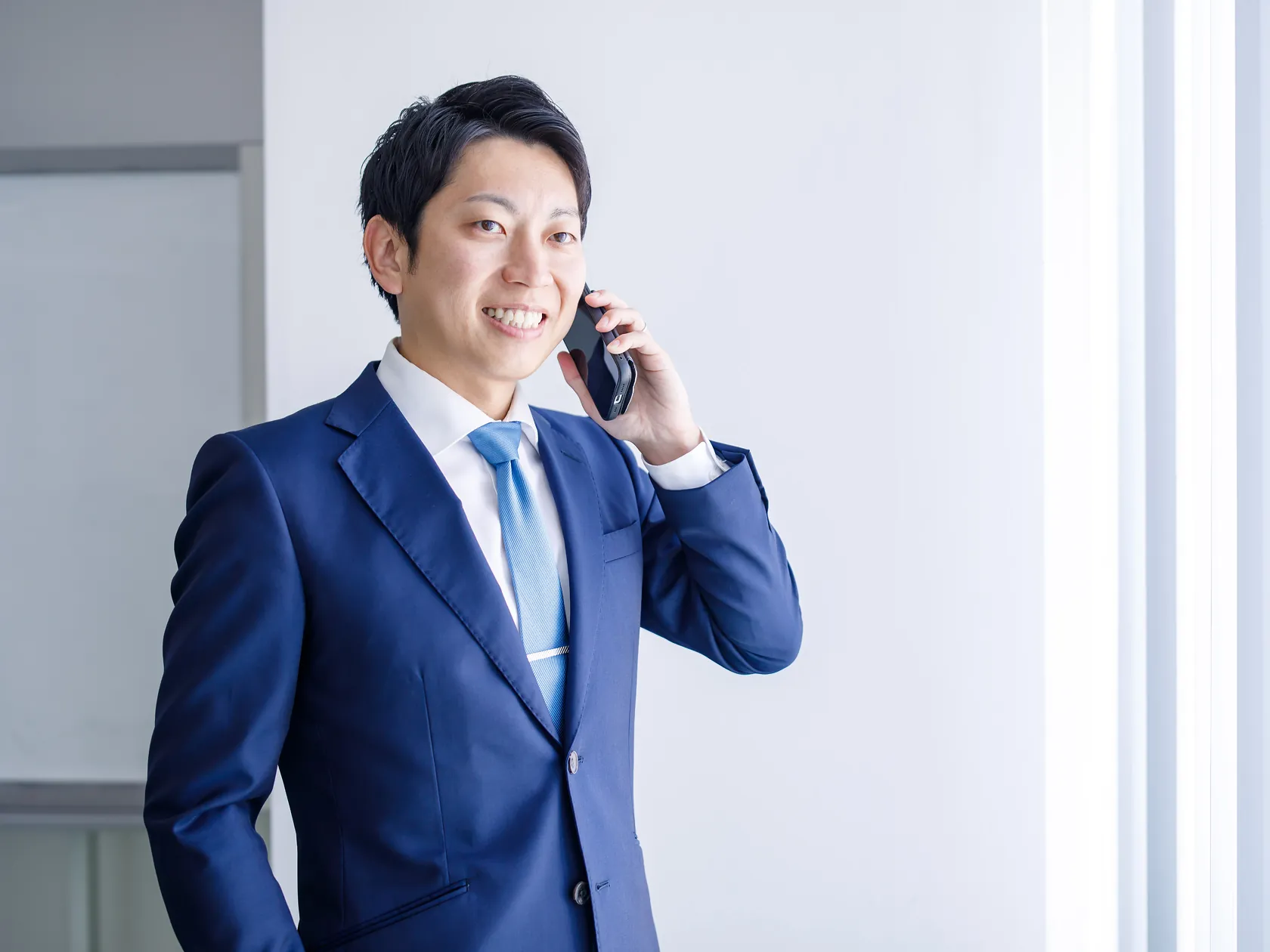 お客様と電話で話す河野雅彦