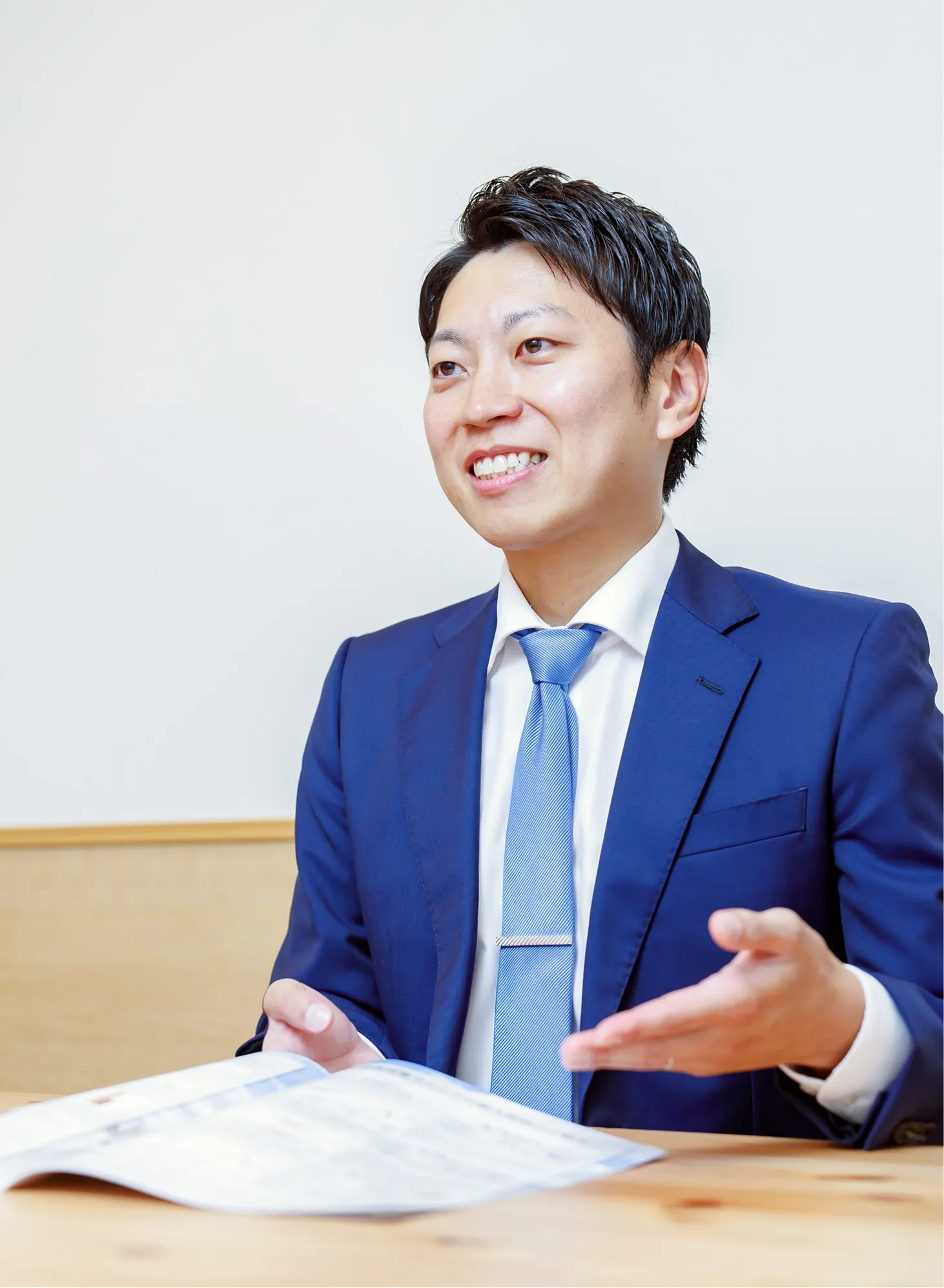 お客様に資料を示しながら説明する河野雅彦